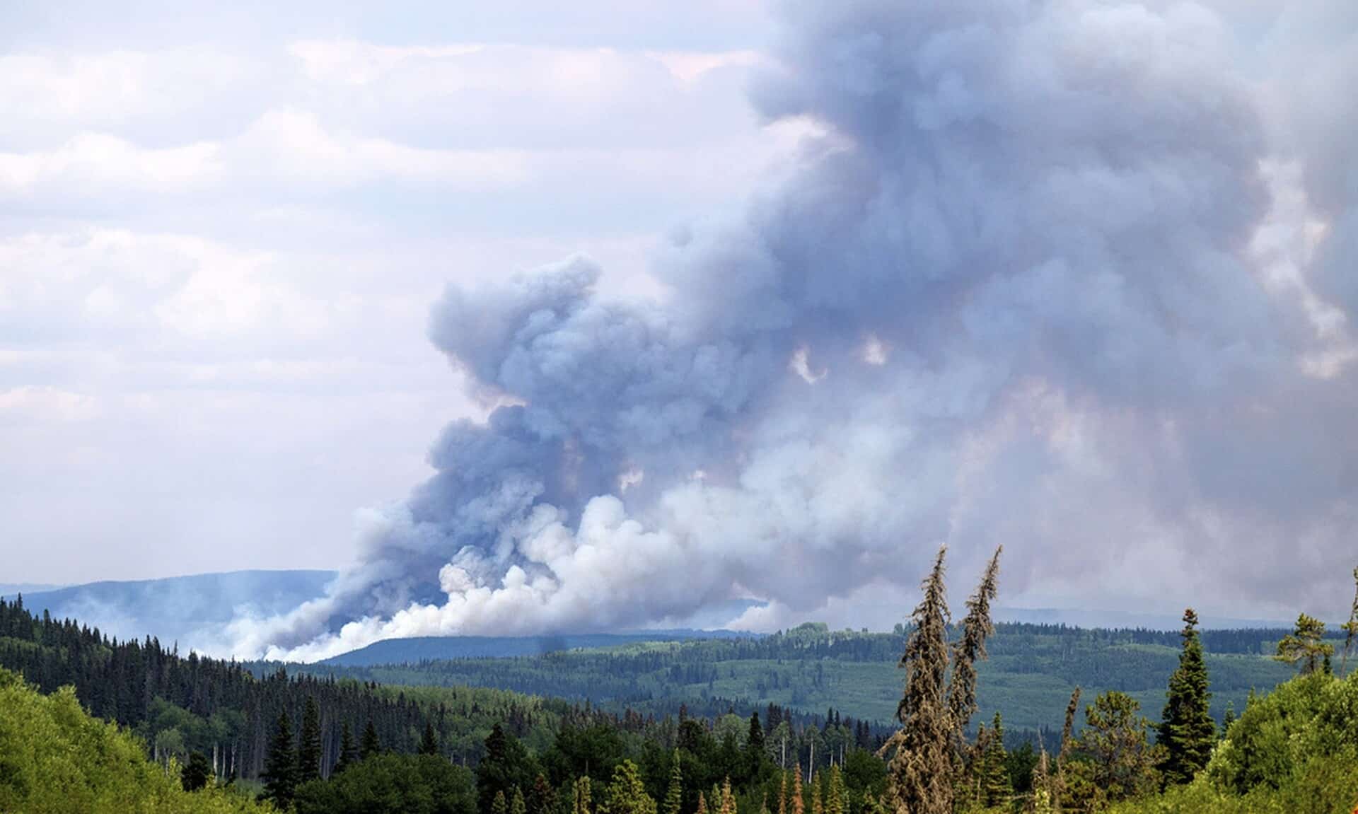 Σαρωτικές-πυρκαγιές-στον-Καναδά-–-Χιλιάδες-πολίτες-απομακρύνονται-εσπευσμένα-από-τα-σπίτια-τους