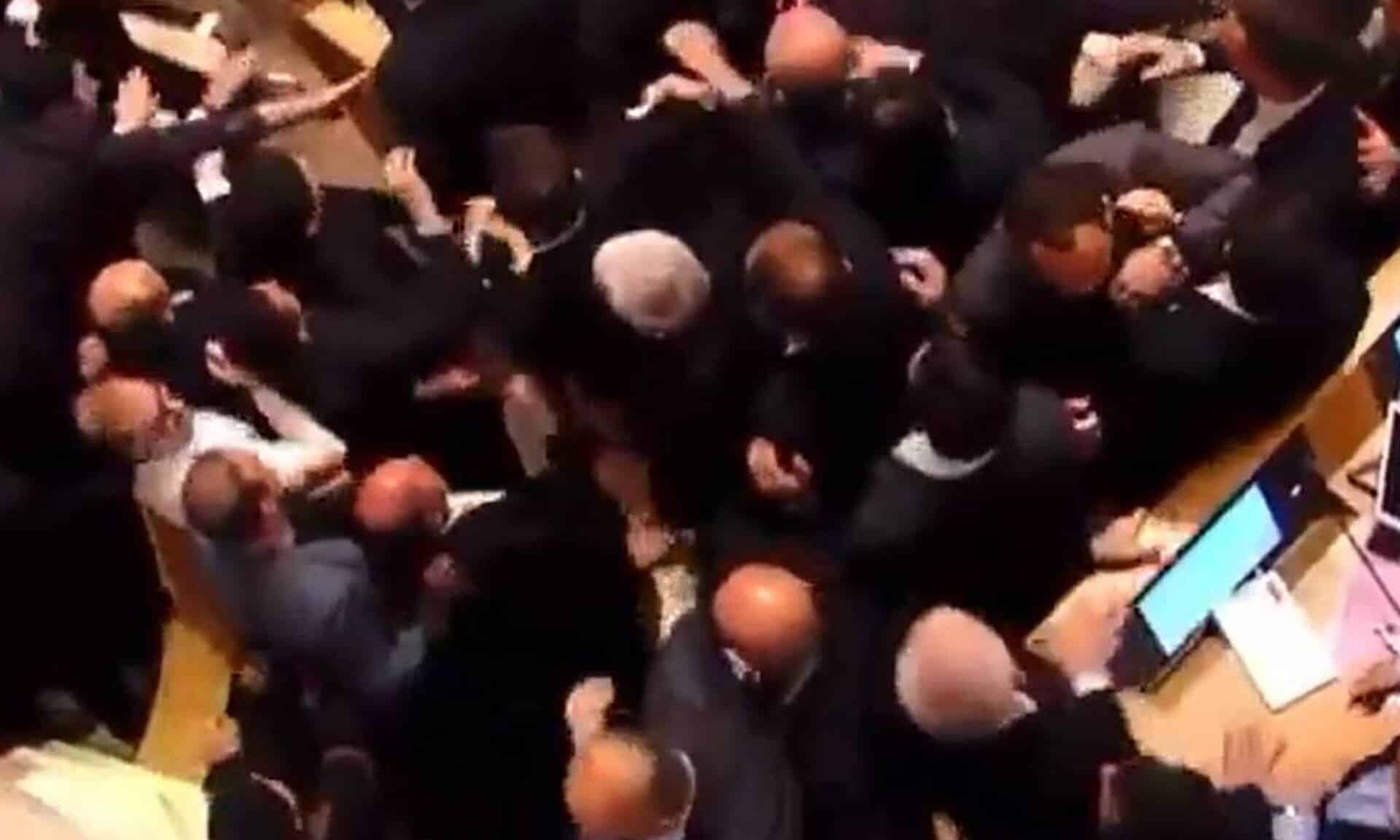 «Μαλλιά-κουβάρια»-στην-Βουλή-της-Γεωργίας-–-Βουλευτές-πιάστηκαν-στα-χέρια