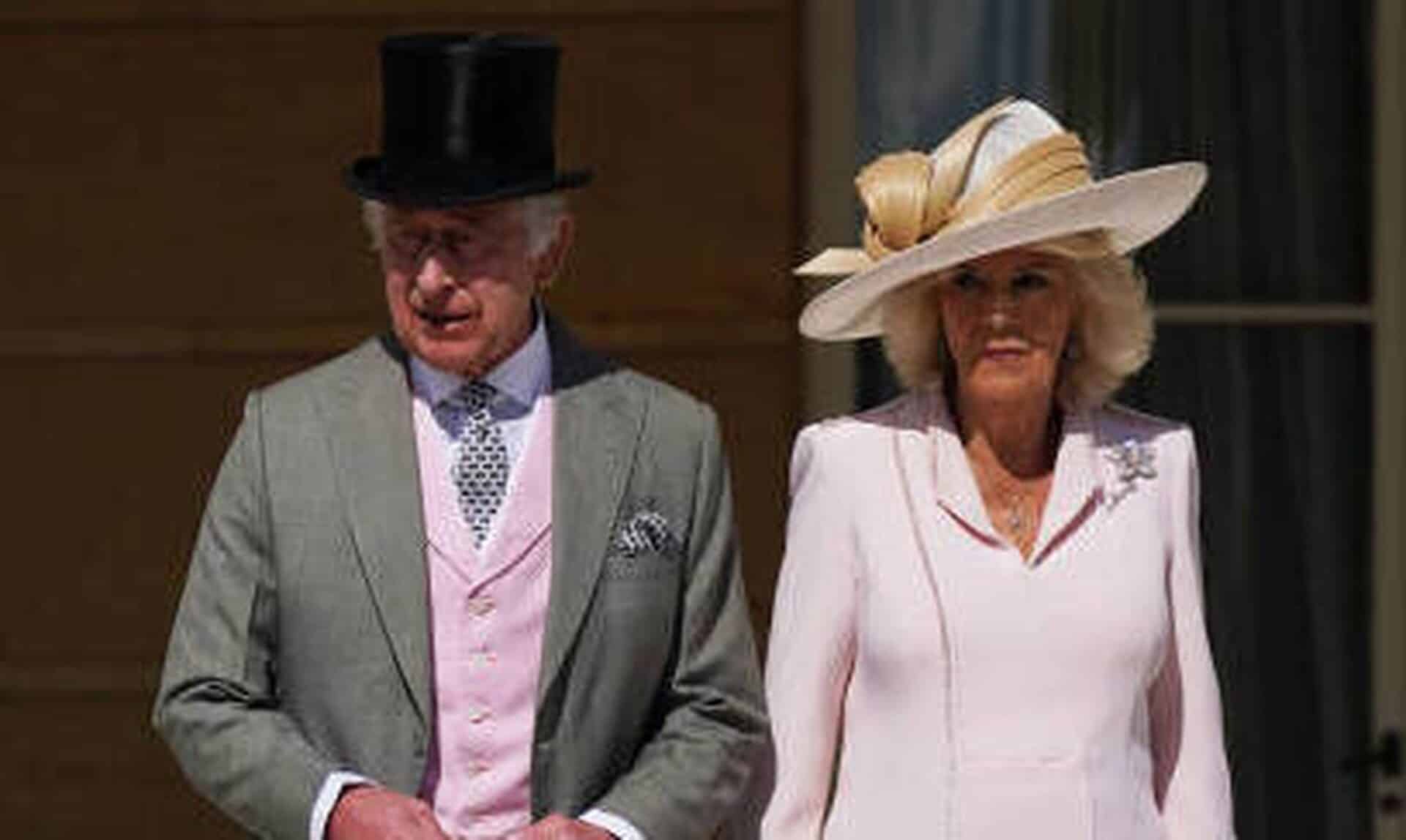Βασιλιάς-Κάρολος:-Ντυμένος-στα-ροζ-υποδέχθηκε-4.000-καλεσμένους-σε-πάρτυ-στους-κήπους-του-Μπάκιγχαμ