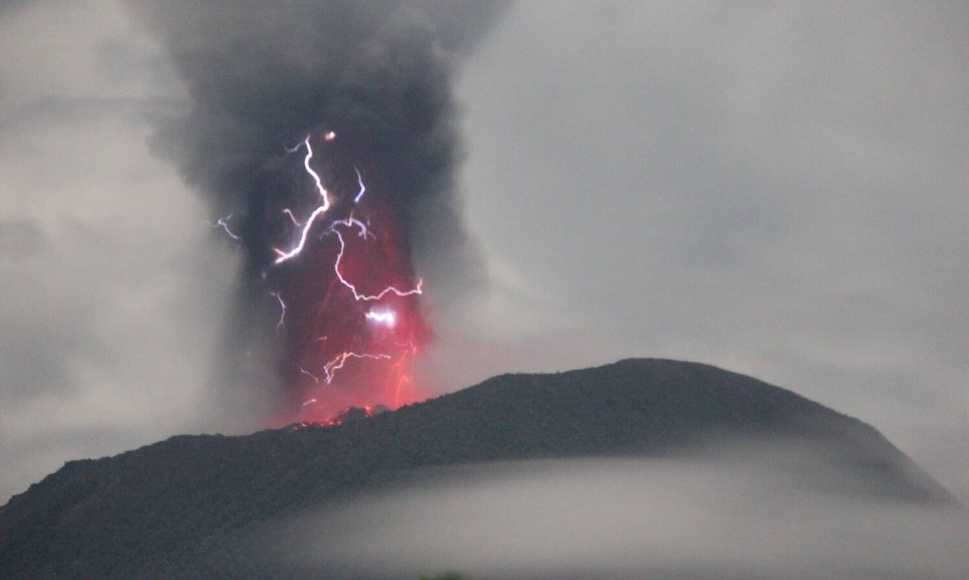 Εντυπωσιακή-έκρηξη-ηφαιστείου-στην-Ινδονησία