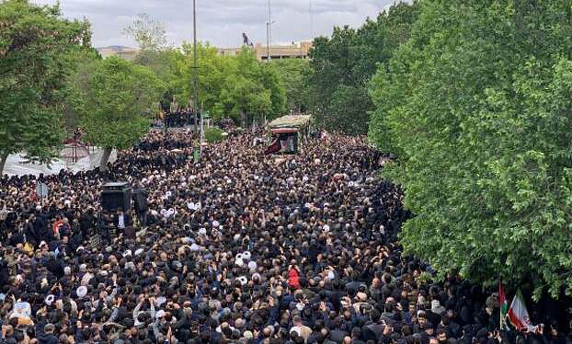 live:-Στην-πόλη-Κομ-η-νεκρώσιμη-πομπή-του-Εμπραχίμ-Ραΐσι-–-Στην-Τεχεράνη-αύριο-η-σορός-του