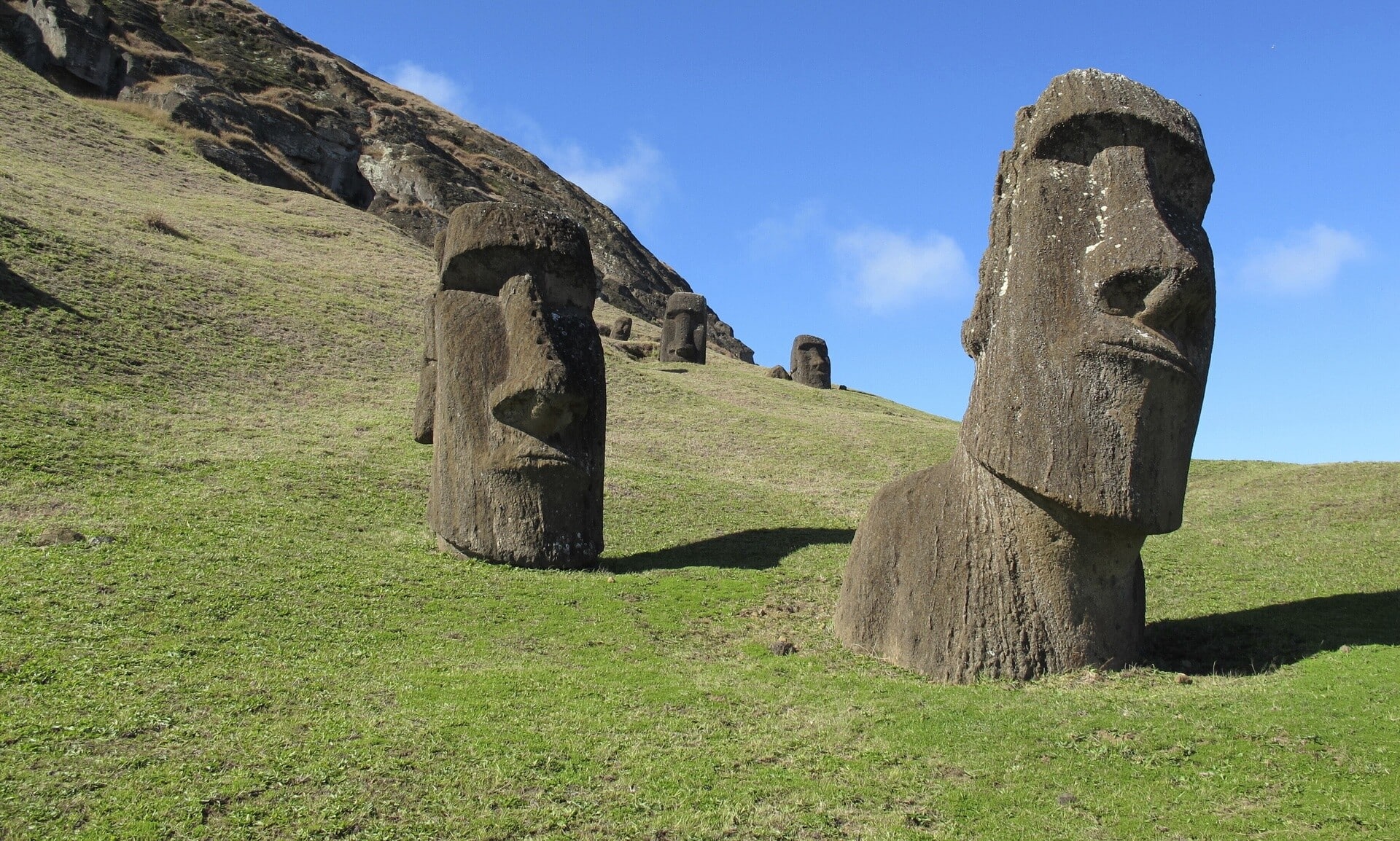 Νησί-του-Πάσχα:-Τα-εμβληματικά-αγάλματα-εκπέμπουν-sos-–-Διαβρώνονται-λόγω-κλιματικής-κρίσης