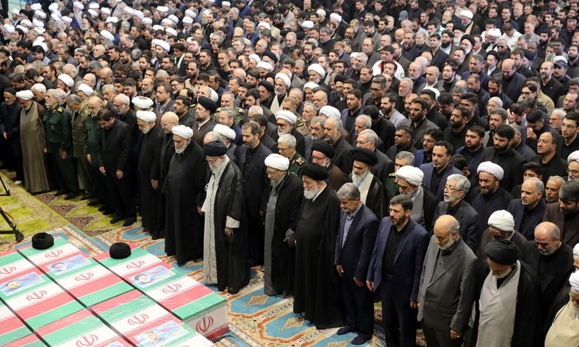 Ιράν:-Οδύνη-στην-κηδεία-του-Εμπραχίμ-Ραϊσι-–-live