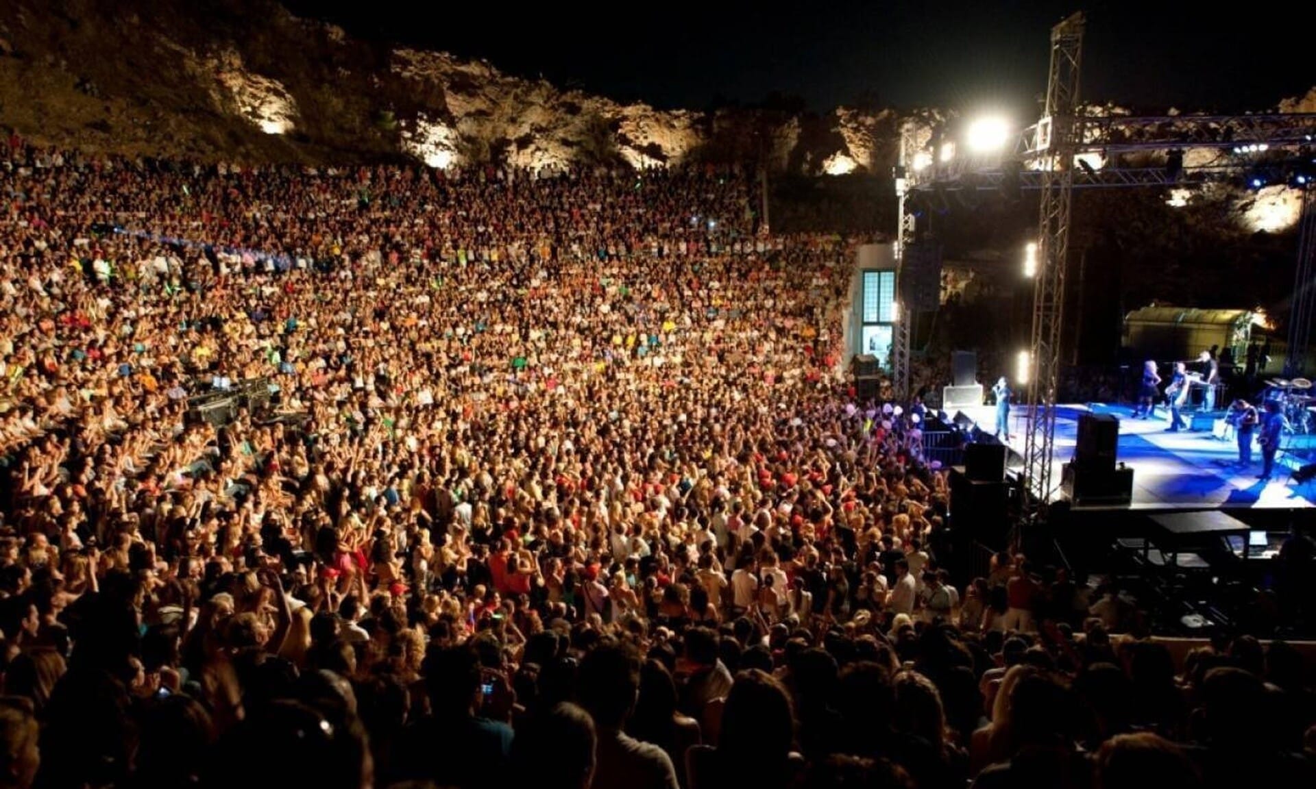Φεστιβάλ-στη-Σκιά-των-Βράχων-2024:-Συναυλίες,-θέατρο-χορός-–-to-πρόγραμμα-των-εκδηλώσεων