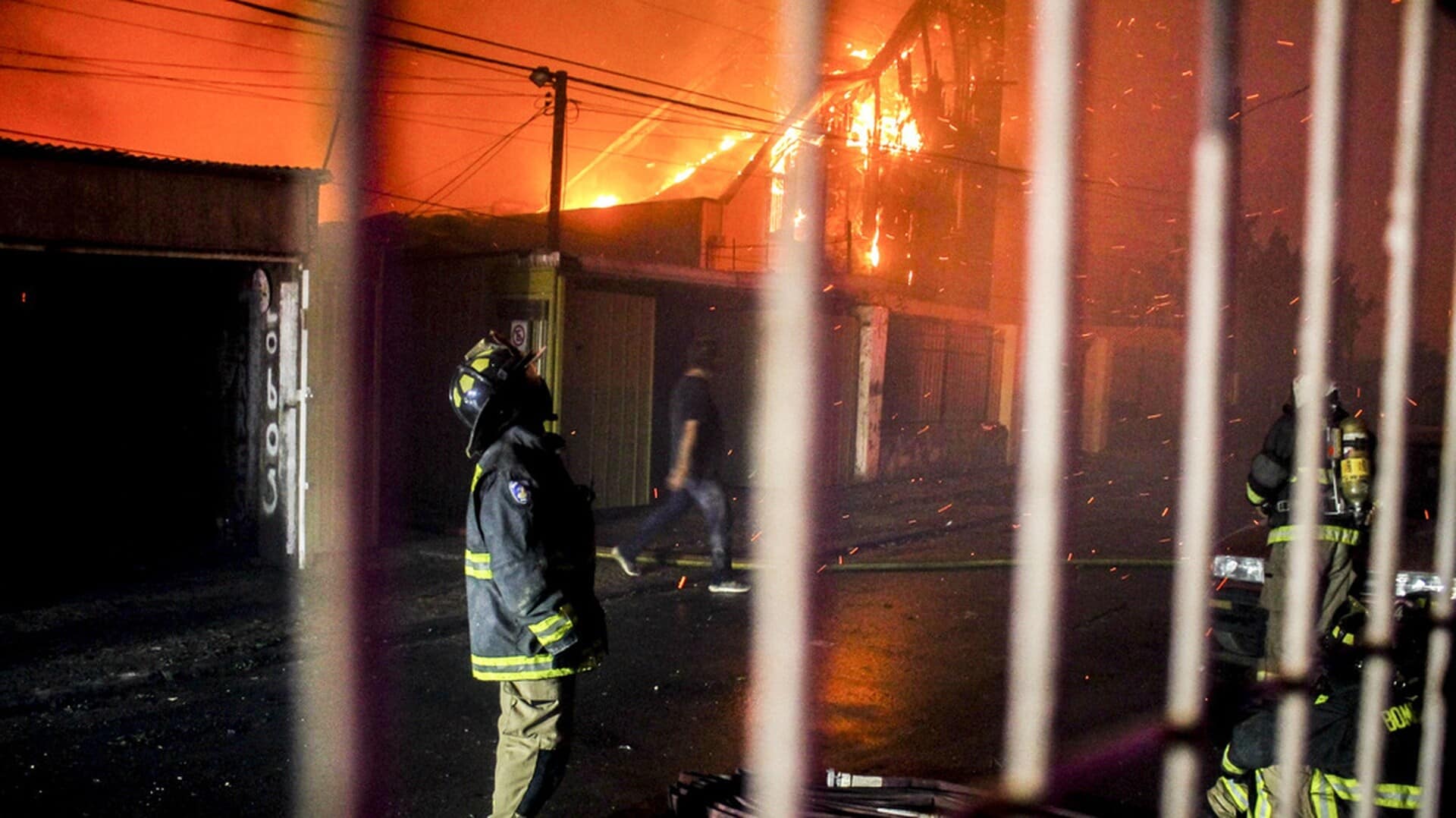 Χιλή:-Σύλληψη-πυροσβέστη-με-την-κατηγορία-ότι-προκάλεσε-πυρκαγιές-που-σκότωσαν-137-ανθρώπους