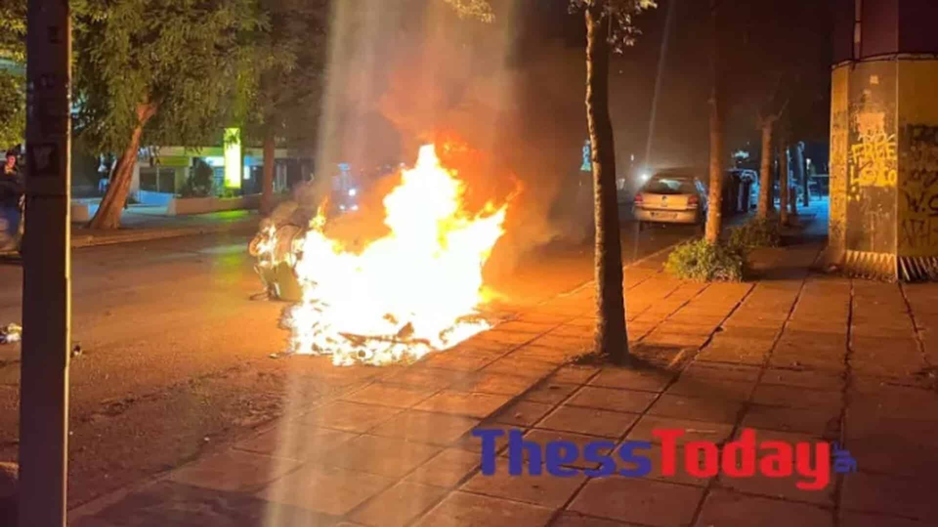 Θεσσαλονίκη:-Φωτιά-σε-κάδους-από-οπαδούς-–-Μεγάλη-κινητοποίηση-της-Αστυνομίας