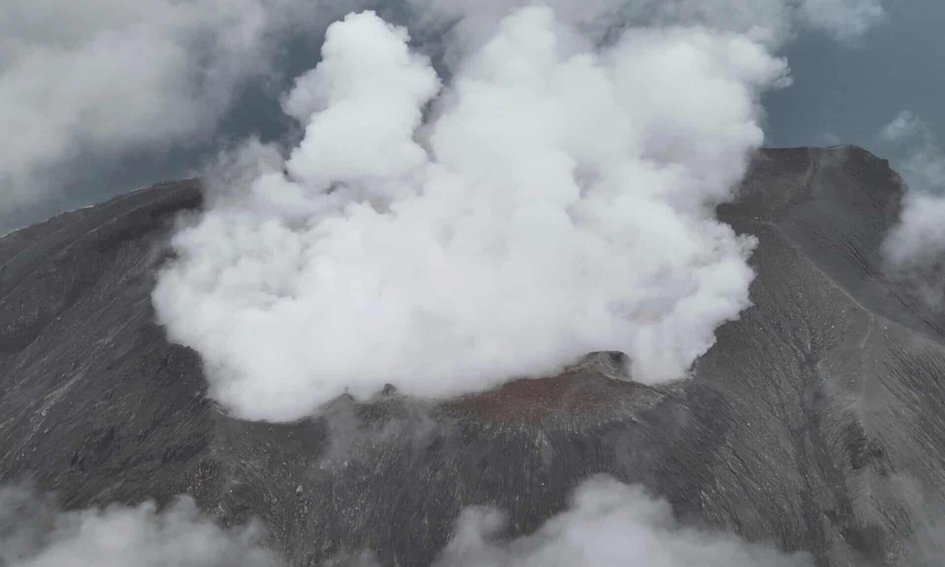 Ινδονησία:-Νέα-έκρηξη-ηφαιστείου-–-Προειδοποιήσεις-για-ροές-κρύας-λάβας