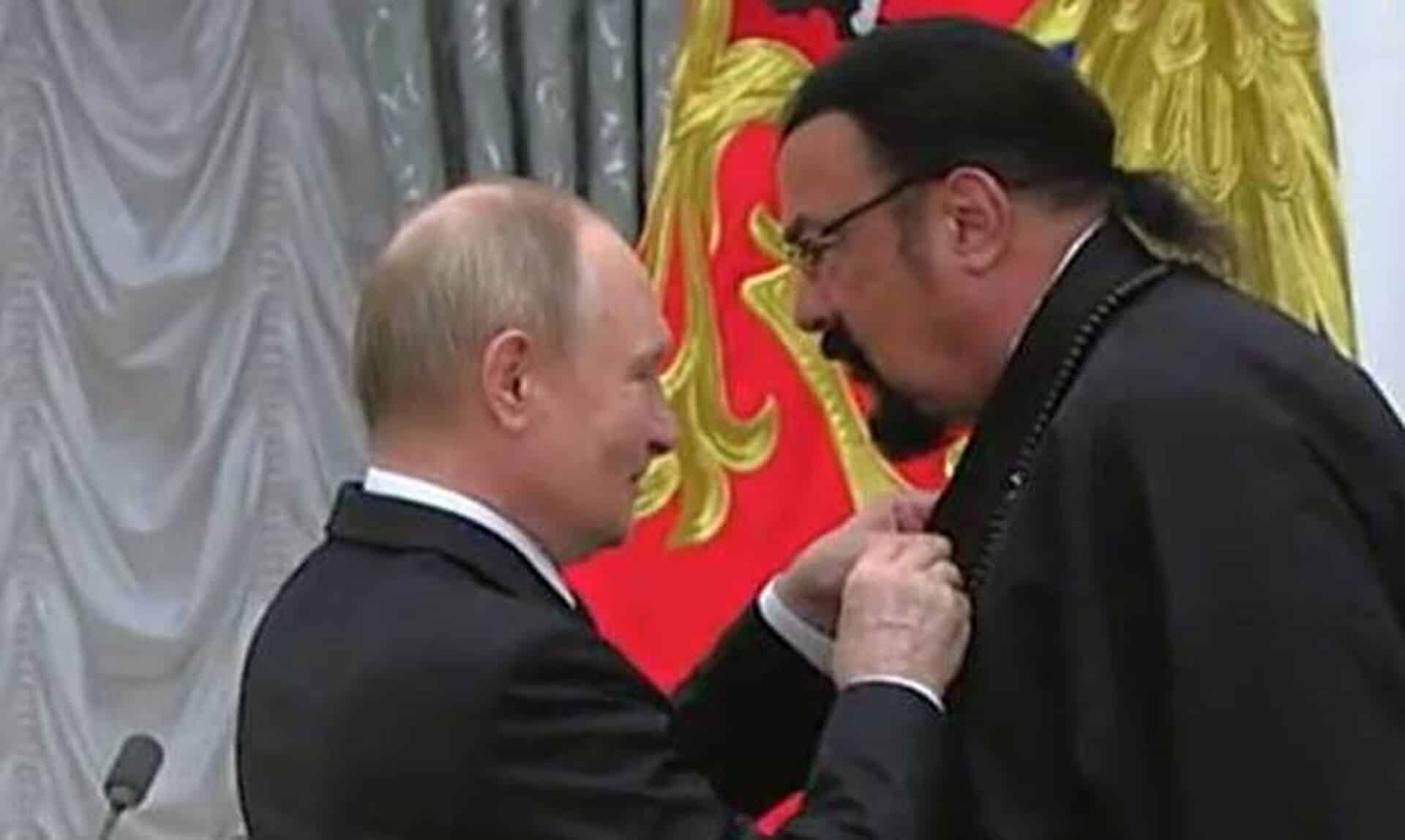 Ο-Πούτιν-απένειμε-στον-ηθοποιό-Στίβεν-Σίγκαλ-το-παράσημο-της-φιλίας