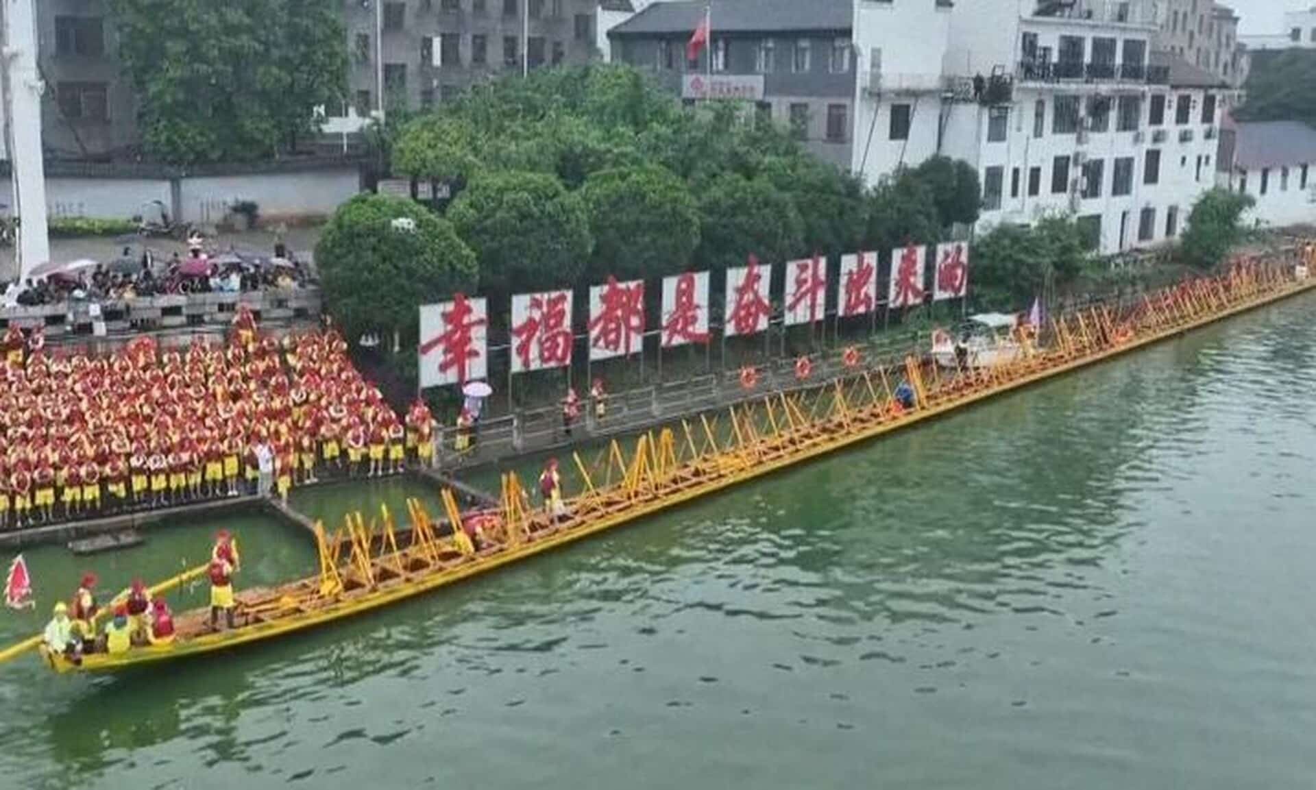 Κίνα:-Τεράστια-βάρκα-–-δράκος-με-420-κωπηλάτες-βρήκε-θέση-στο-βιβλίο-των-ρεκόρ-Γκίνες