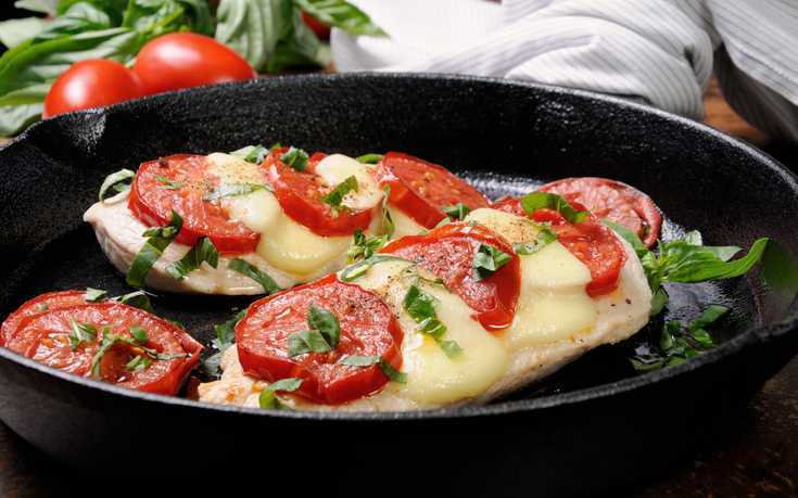 Σκαλοπίνια-με-ντομάτα-και-μοτσαρέλα