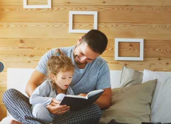 Πώς-το-διάβασμα-ενός-βιβλίου-στο-παιδί-κάνει-τον-μπαμπά-καλύτερο-γονέα