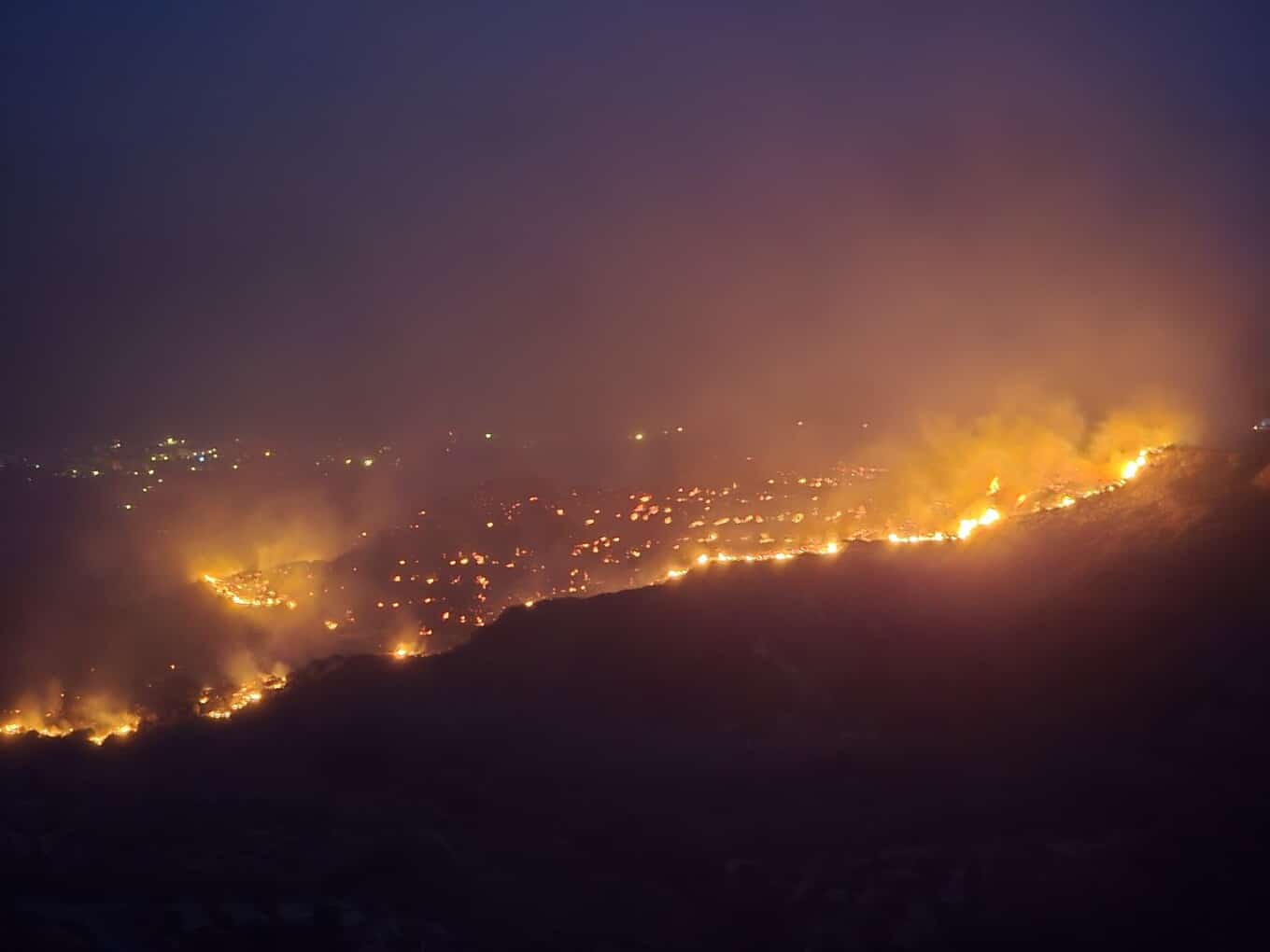 Φωτιές:-Σκληρή-μάχη-με-τις-φλόγες-σε-Κω-και-Χίο,-Κρήτη-6-τραυματίες-&-εκκενώσεις-οικισμών