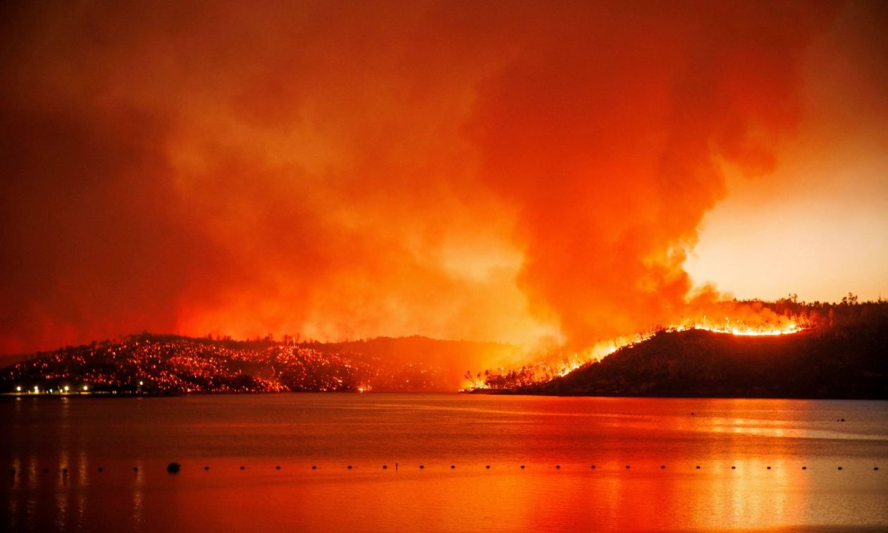 ΗΠΑ:-Καταστροφική-πυρκαγιά-στη-βόρεια-Καλιφόρνια-–-Χιλιάδες-κάτοικοι-εγκαταλείπουν-τις-εστίες-τους