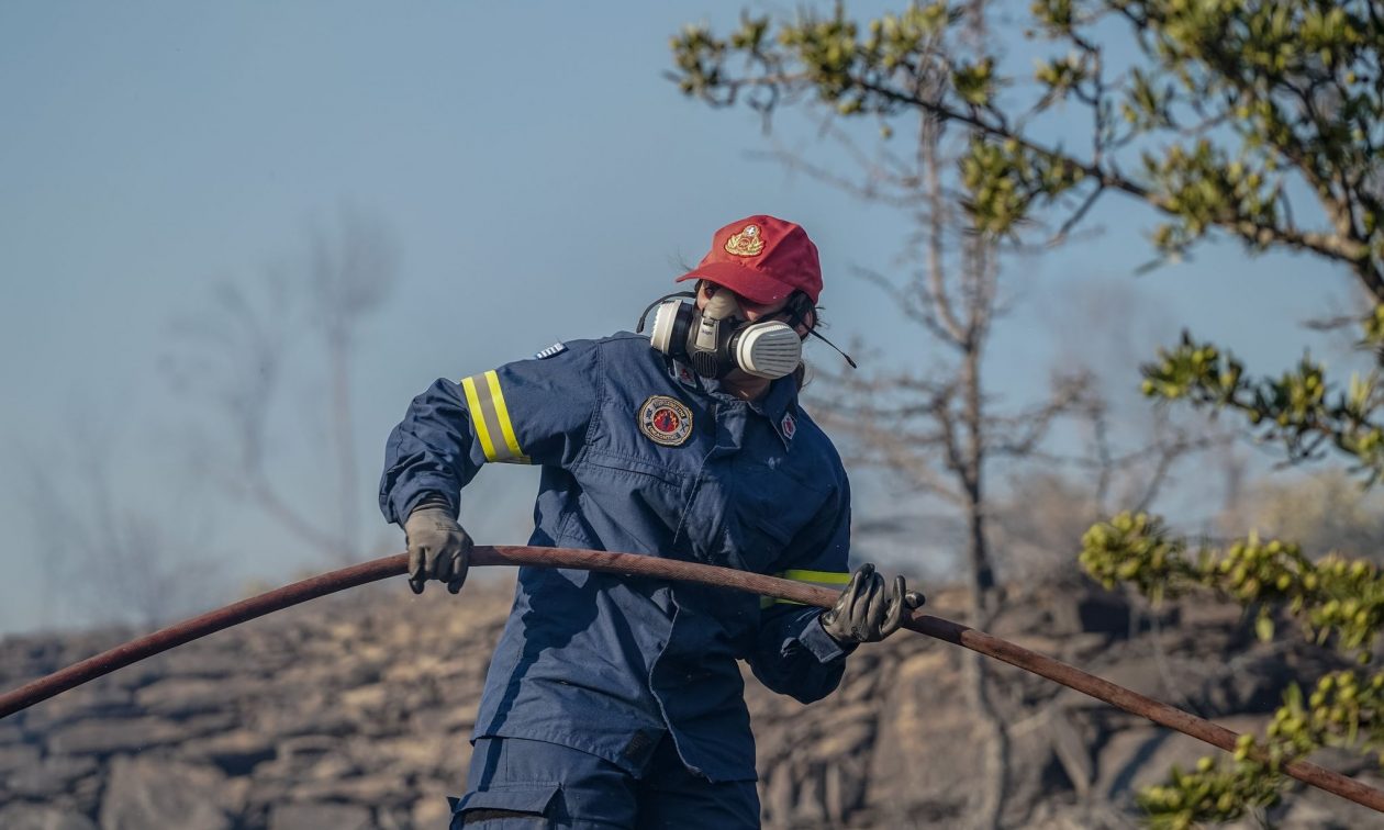 Φωτιά-στο-χωριό-Παρακοίλα-–-Συναγερμός-στη-Μυτιλήνη