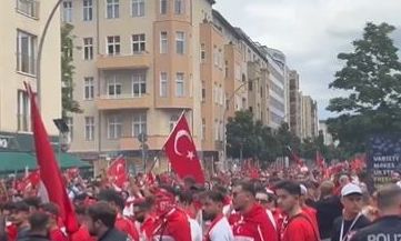 Γερμανία:-Διαλύθηκε-πορεία-τούρκων-φιλάθλων-οι-οποίοι-επεδείκνυαν-τον-χαιρετισμό-των-«Γκρίζων-Λύκων»