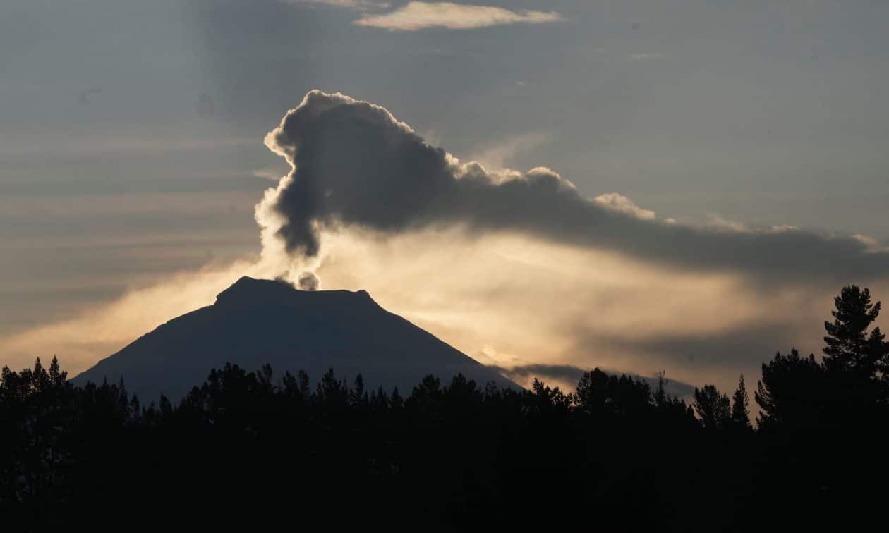 Ισημερινός:-Ηφαίστειο-βρυχάται,-νέφος-τέφρας-πλήττει-κοινότητες