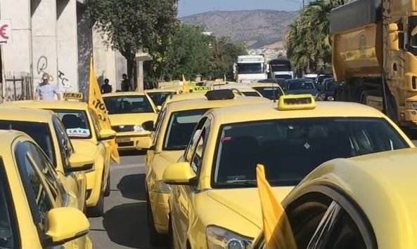 Απεργία-στα-ταξί:-Ξεκίνησε-η-κινητοποίηση-–-«Κίτρινη»-πομπή-προς-το-υπουργείο-Τουρισμού-(vid)