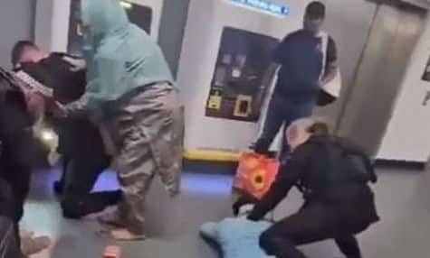 Σάλος-στο-Μάντσεστερ:-Αστυνομικός-κλωτσάει-και-χτυπάει-άνδρα-στο-κεφάλι-–-Το-σοκαριστικό-βίντεο