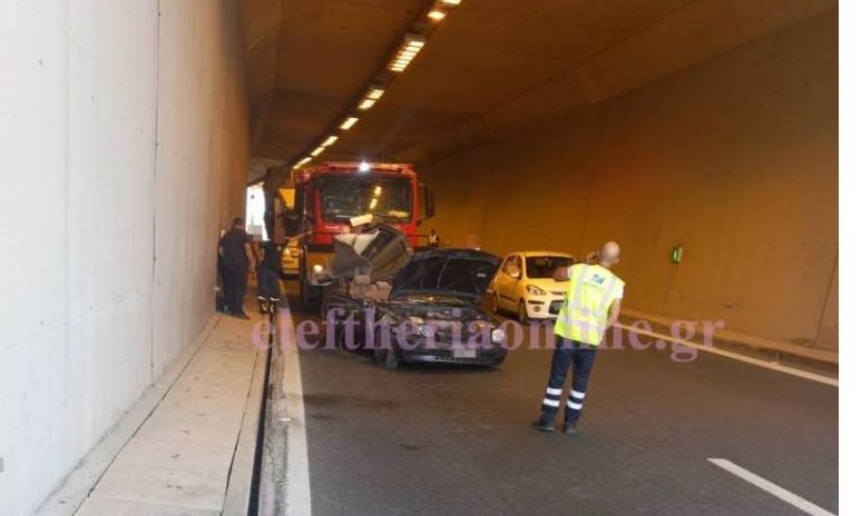 Καλαμάτα:-Δυστύχημα-στην-Τσακώνα-–-Αυτοκίνητο-καρφώθηκε-σε-φορτηγό