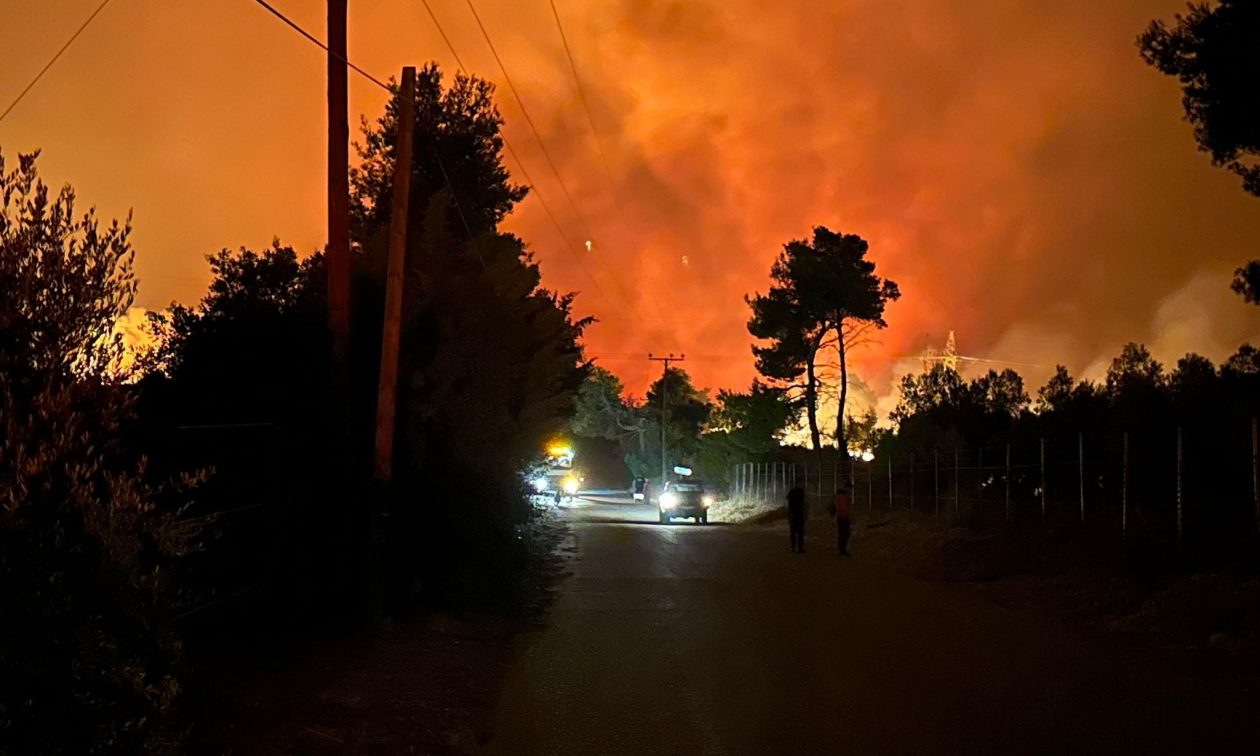 Ιωακείμ-Αμπατζίδης:-«Η-φωτιά-καίει-ανεξέλεγκτα-και-πάει-προς-Ραπεντώσα,-είναι-ασταμάτητη»