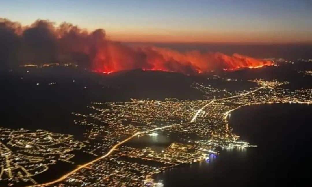 Φωτιά-στον-Βαρνάβα:-Εντυπωσιακά-τρομακτική-η-megafire-από-ψηλά