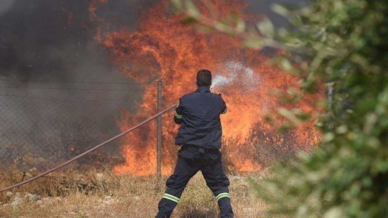 Φωτιά-στην-Αττική:-Καίγονται-σπίτια-στη-Διώνη-–-Φόβοι-για-εγκλωβισμένους