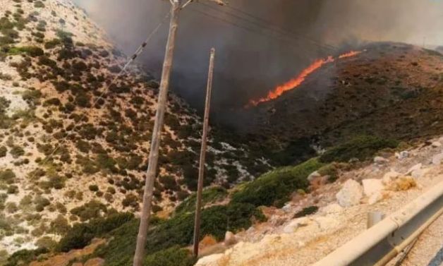 Φωτιά-στην-Ικαρία:-Εκκενώσεις-με-πλωτά-του-Λιμενικού-Σώματος-–-Μαίνεται-το-μέτωπο