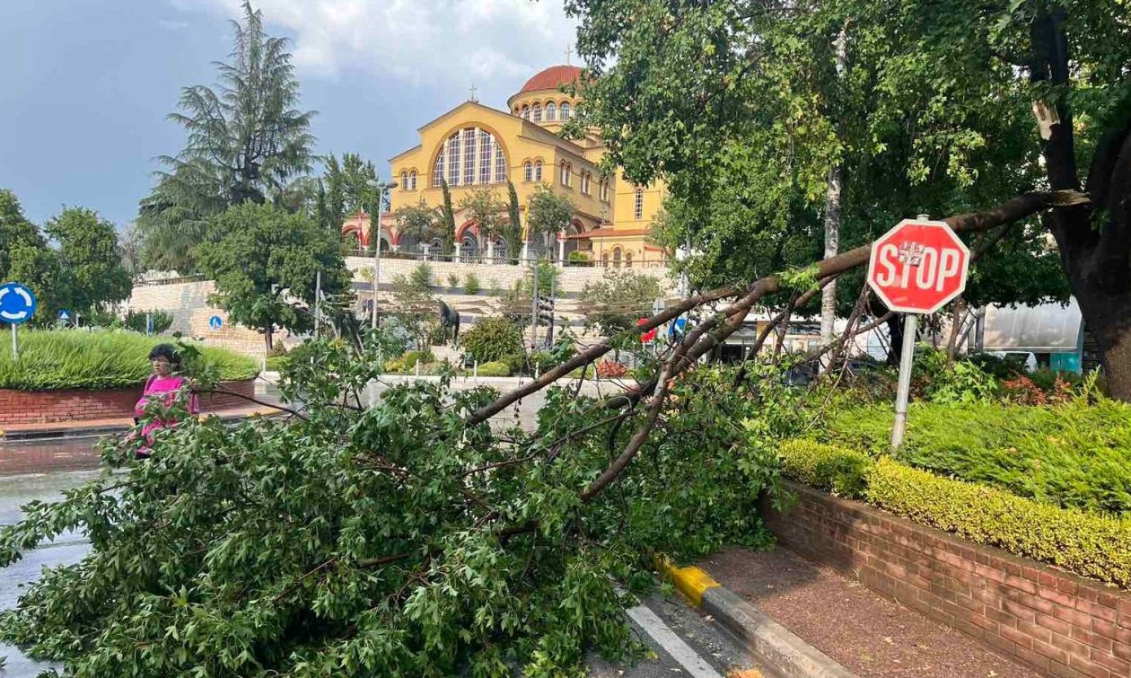 Χαλάζι-στη-Λάρισα-–-«Πλήγωσε»-την-πόλη-η-κακοκαιρία