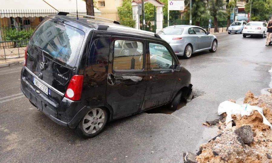 Κακοκαιρία:-Αυτοκίνητο-έπεσε-σε-τρύπα-στα-Πατήσια