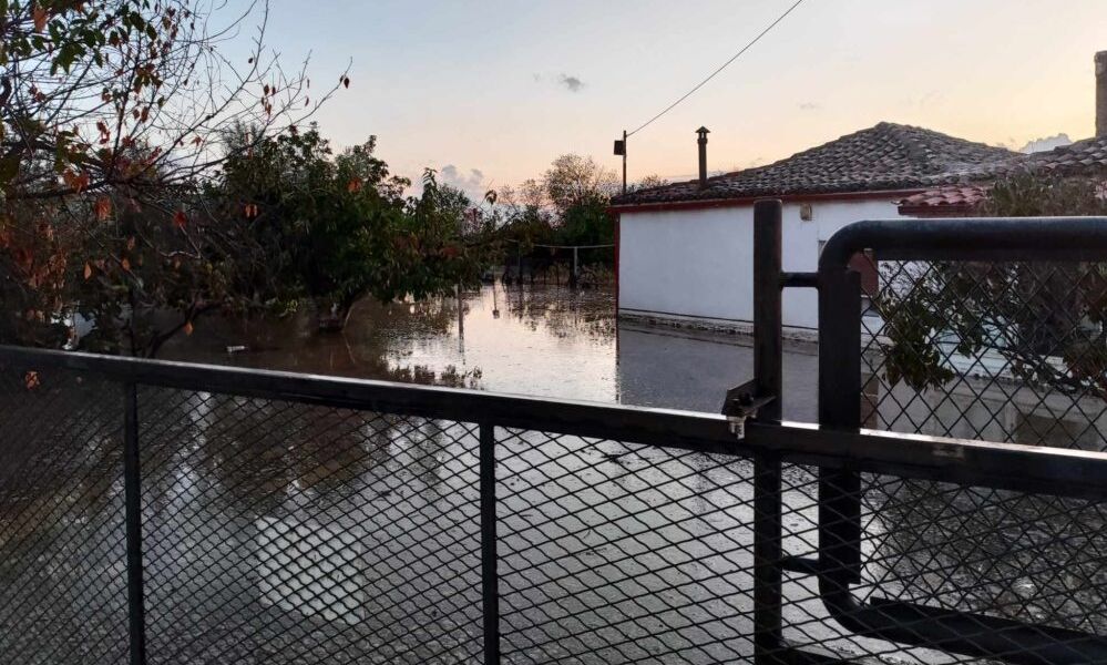 Κομοτηνή:-Πλημμύρισαν-οι-δρόμοι-–-Εγκλωβισμένοι-κάτοικοι-στα-σπίτια-τους