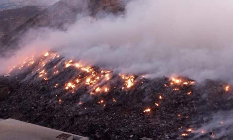 Φωτιά-στην-Κάρπαθο:-Οι-φλόγες-περιορίστηκαν-μέσα-στον-ΧΥΤΑ-–-Δεν-απειλούνται-σπίτια