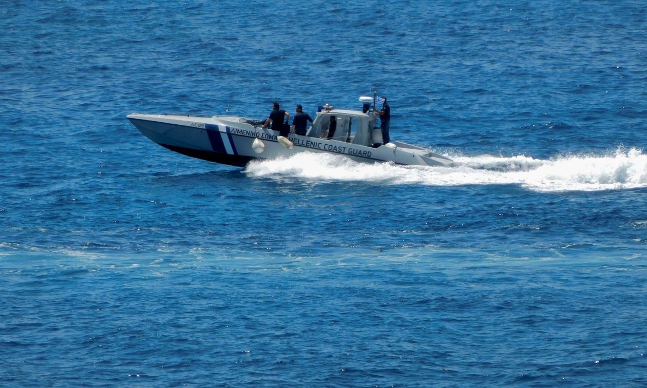 Κως:-Μία-νεκρή-μετά-από-ανατροπή-σκάφους-με-16-άτομα