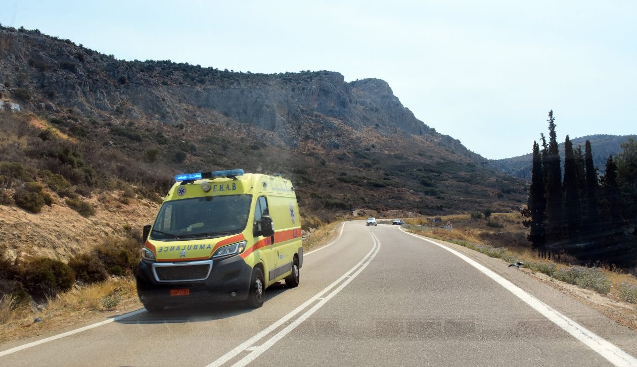 Αγρίνιο:-Αγωνία-για-13χρονη-που-παρασύρθηκε-από-αυτοκίνητο-–-Νοσηλεύεται-διασωληνωμένη