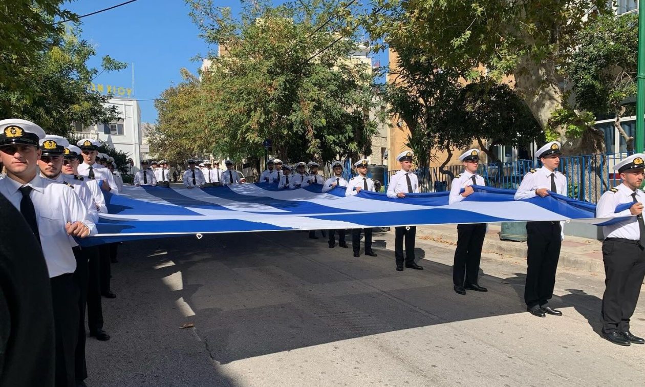 Χίος:-Η-τεράστια-ελληνική-σημαία-υψώθηκε-στο-λιμάνι-του-νησιού-για-την-28η-Οκτωβρίου