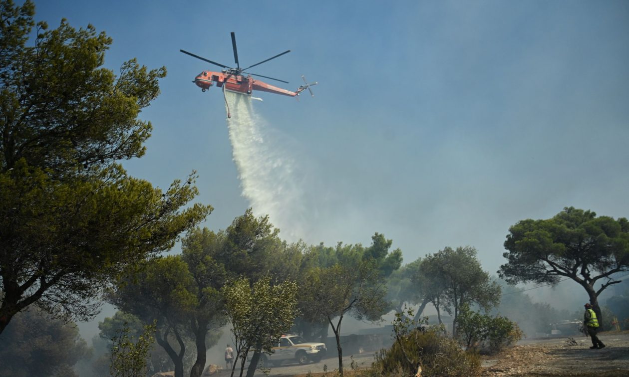 Φωτιά-στην-Αιτωλοακαρνανία-–-Στη-μάχη-και-εναέρια-μέσα