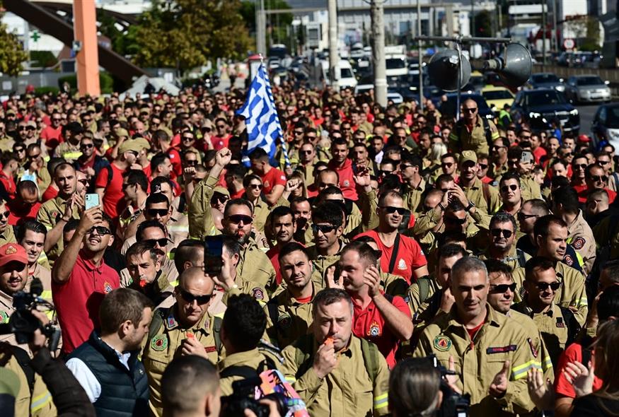 Εποχικοί-πυροσβέστες:-Συγκέντρωση-διαμαρτυρίας-έξω-από-το-υπ.-Κλιματικής-Κρίσης-–-Τα-αιτήματά-τους