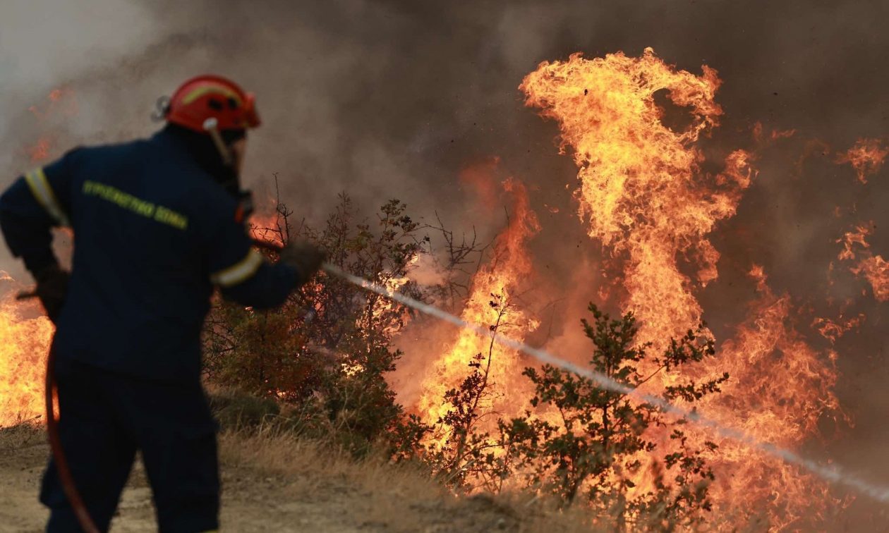 Κρήτη:-Μαίνεται-η-φωτιά-στα-Χανιά-–-Ισχυρές-πυροσβεστικές-δυνάμεις-δίνουν-μάχη-για-την-κατάσβεσή-της