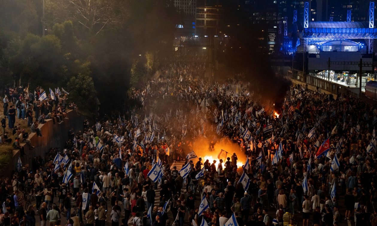 Τελ-Αβίβ:-Χιλιάδες-διαδηλωτές-κατά-της-αποπομπής-του-υπουργού-Άμυνας-του-Ισραήλ-Γκάλαντ