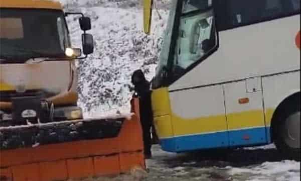 Καστοριά:-Αίσιο-τέλος-στην-περιπέτεια-επιβατών-λεωφορείου-που-«κόλλησε»-από-τα-χιόνια-στην-Κλεισούρα