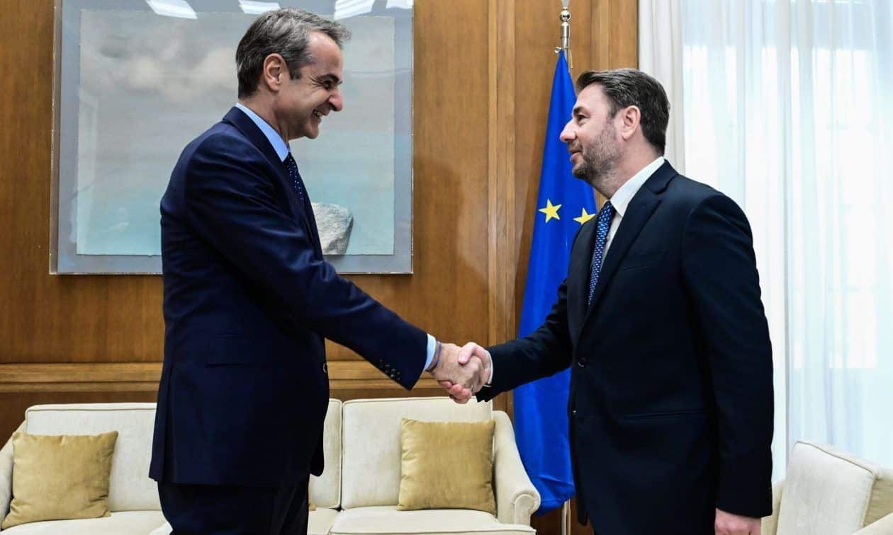 Εξίσωση-γρίφος:-Καταλληλότερος-ο-Μητσοτάκης-–-Δημοφιλέστερος-ο-Ανδρουλάκης