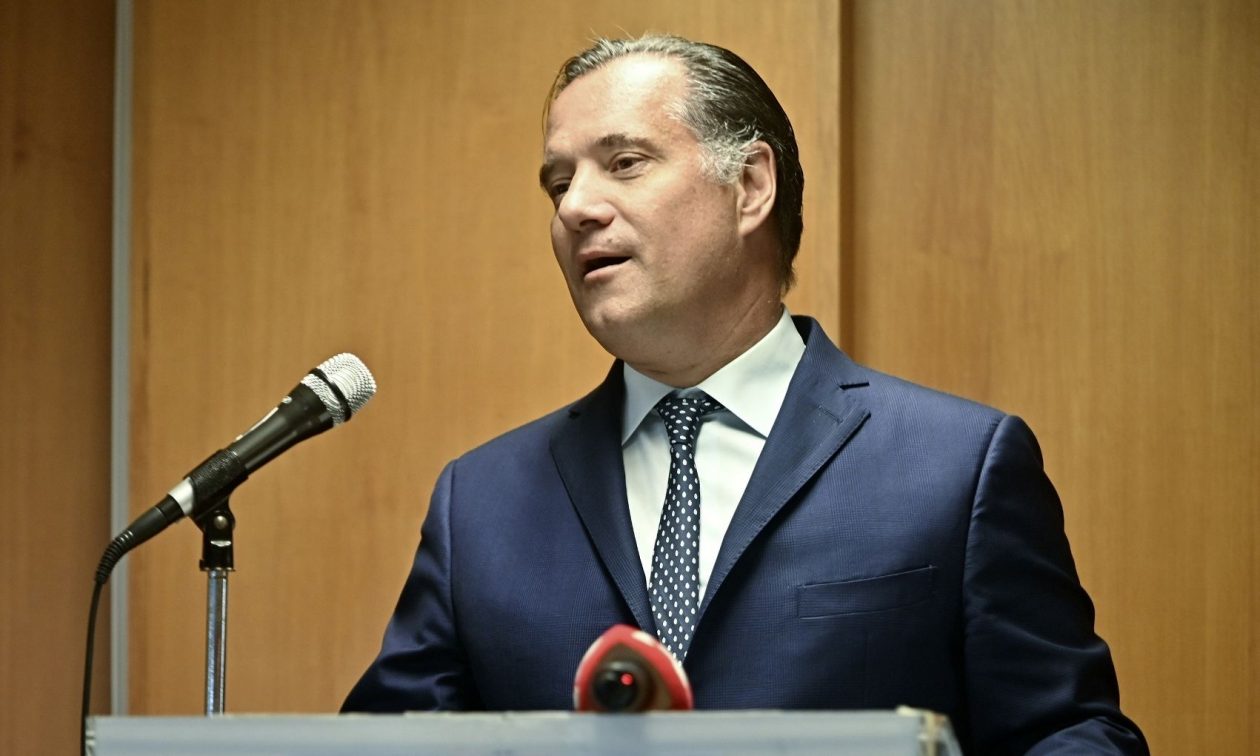 Στο-Άγιο-Όρος-ο-Άδωνις-Γεωργιάδης-–-Στιγμιότυπα-από-το-δείπνο-με-τους-γιους-του