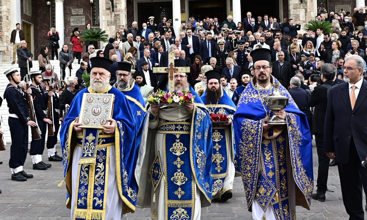 Θεοφάνεια:-Από-τα-«Ρουγκάτσια»-μέχρι-τους-«Μωμόγερους»-–-Τα-πιο-περίεργα-έθιμα-σε-όλη-την-Ελλάδα