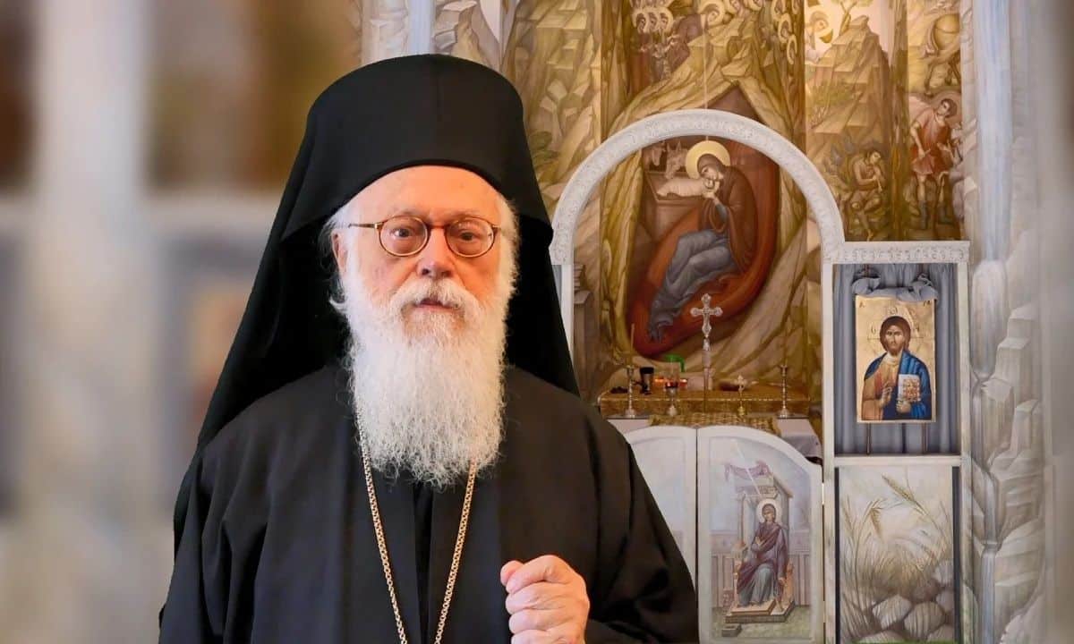 Λαϊκό-προσκύνημα-στη-σορό-του-μακαριστού-Αρχιεπισκόπου-Αναστασίου,-στον-Καθεδρικό-ΙΝ.-Αθηνών