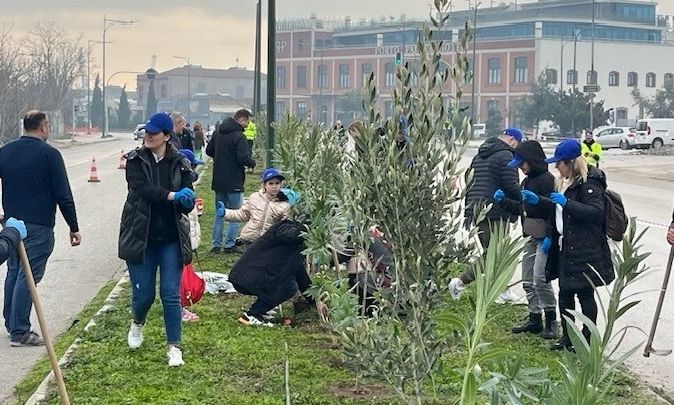 Δενδροφύτευση-στη-Θεσσαλονίκη:-100-ελιές-και-1.300-πικροδάφνες-στη-δυτική-είσοδο-της-πόλης