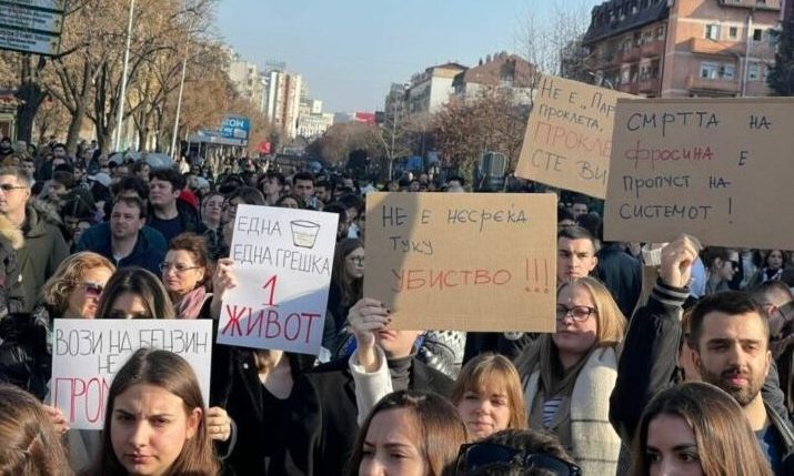 Σκόπια:-Χιλιάδες-διαδηλωτές-στα-Σκόπια-διαμαρτυρήθηκαν-για-δεύτερη-φορά-για-τη-διαφθορά-στη-χώρα