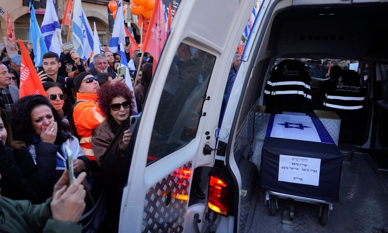 Γάζα:-Η-Χαμάς-παρέδωσε-4-σορούς-ομήρων-στον-Ερυθρό-Σταυρό