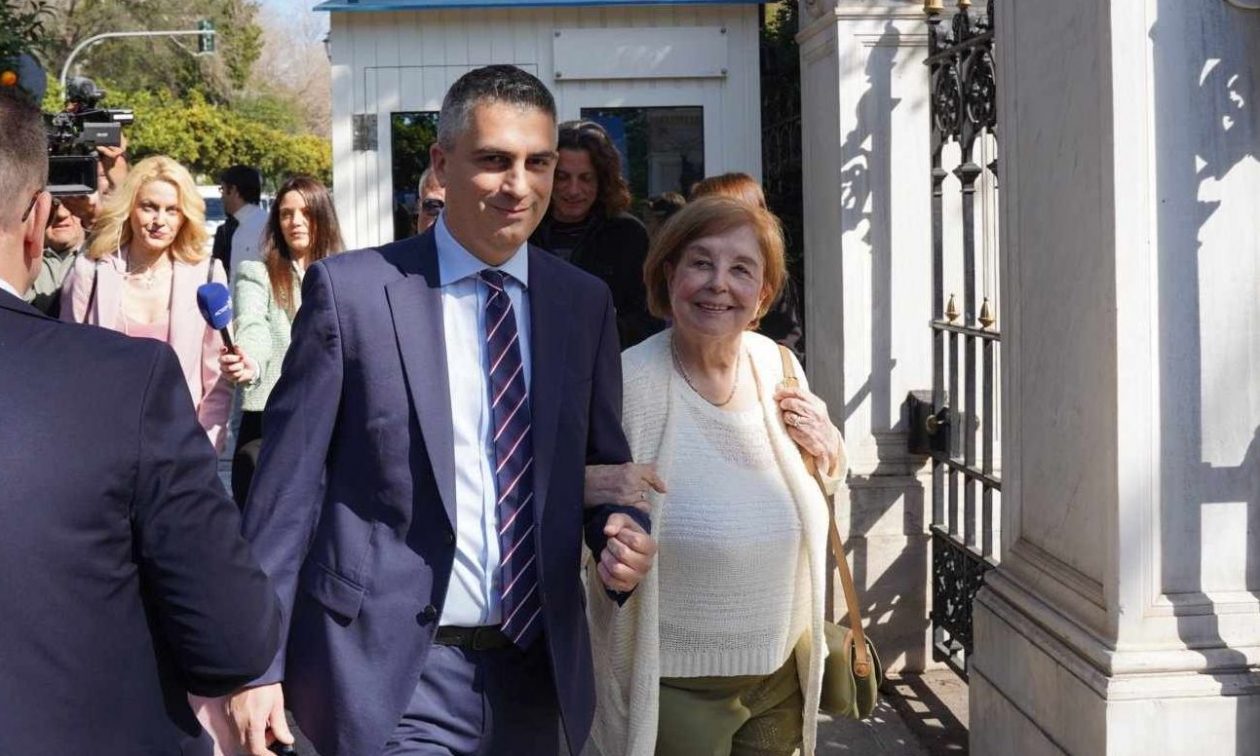 Χρίστος-Δήμας:-Στην-ορκωμοσία-με-τη-μητέρα-του-ο-νέος-υπουργός-Μεταφορών-και-Υποδομών