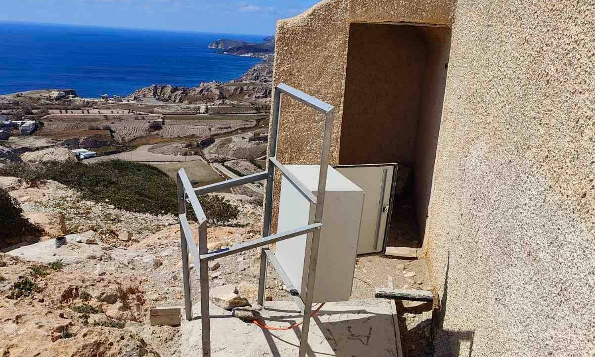 Σαντορίνη:-Έκλεψαν-τη-μπαταρία-και-το-σύστημα-τροφοδοσίας-του-νέου-σεισμολογικού-σταθμού