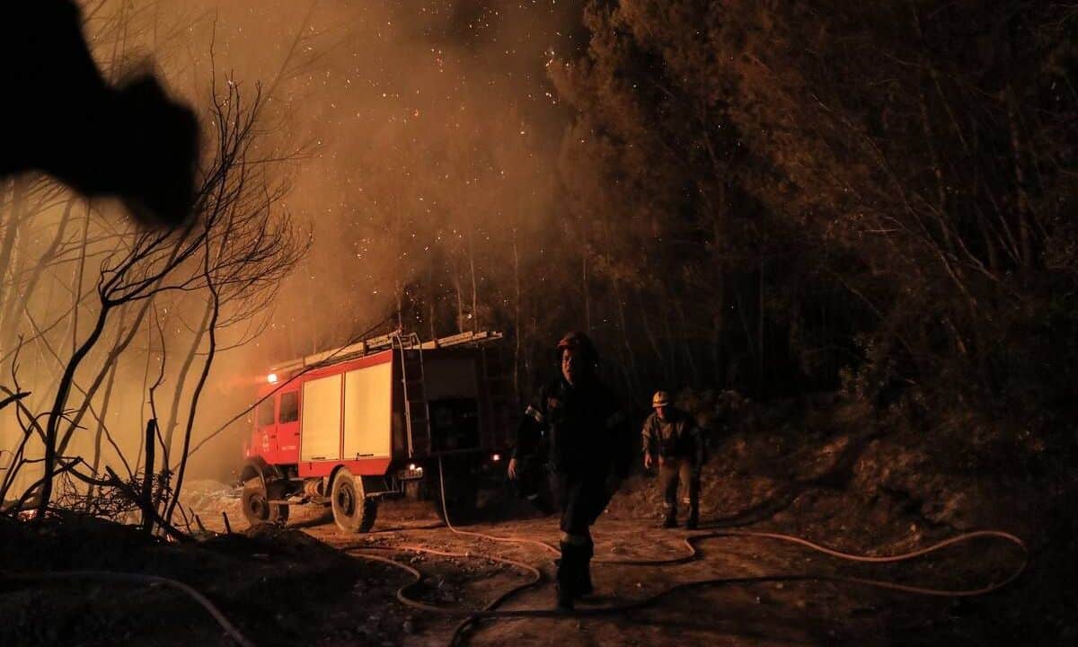 Φωτιά-στη-Λευκάδα:-Καλύτερη-η-εικόνα-του-μετώπου-στον-Άγιο-Νικήτα