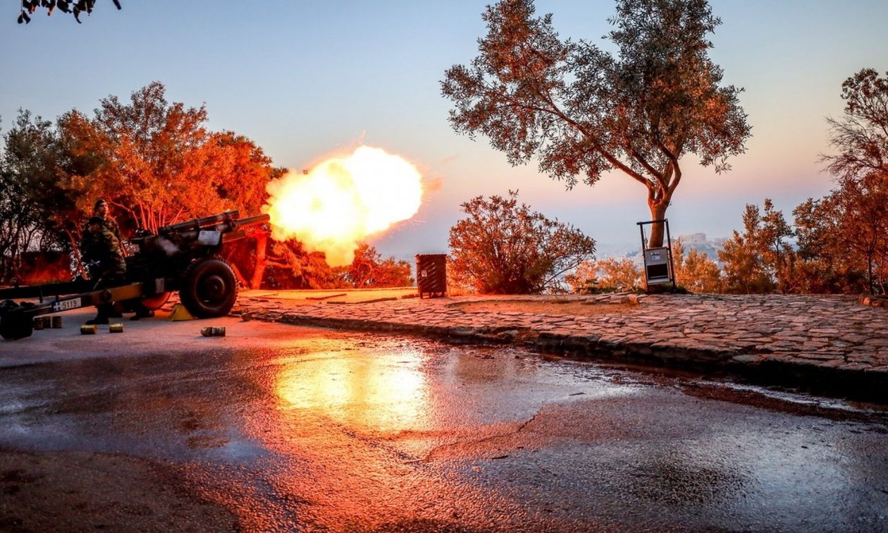 25η-Μαρτίου:-Η-Αθήνα-«ξύπνησε»-με-τους-21-κανονιοβολισμούς-από-το-Λυκαβηττό